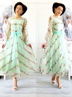 Rochie din tulle cu broderie și flori aplicate efect 3D