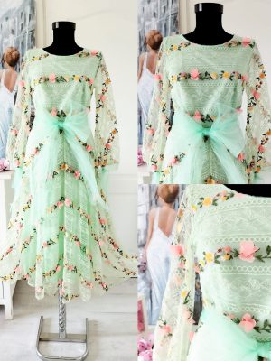 Rochie din tulle cu broderie și flori aplicate efect 3D